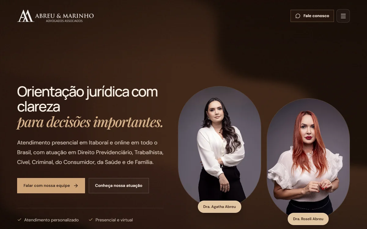 Página inicial de Abreu & Marinho, com retratos das sócias e identidade em marrom e dourado