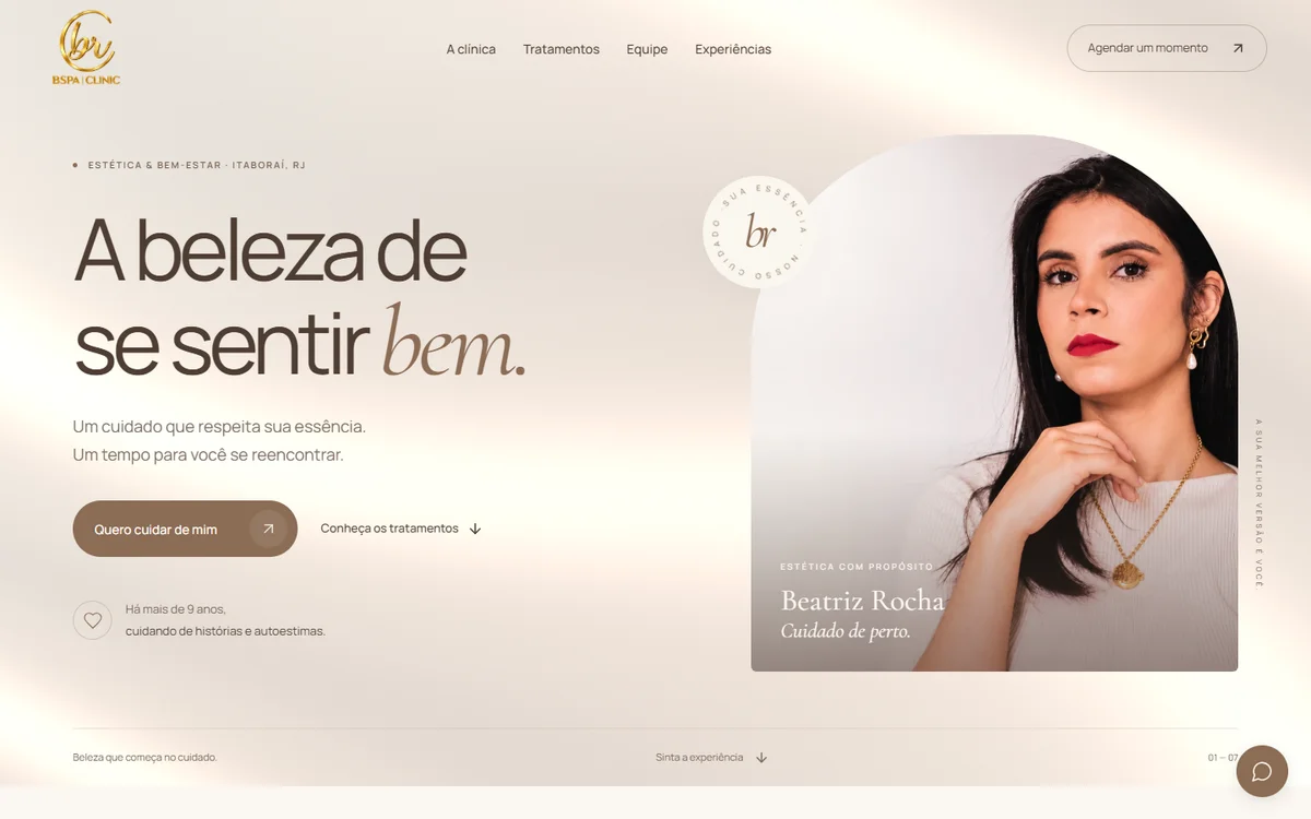 Página inicial da Beatriz Rocha Clinic, com retrato de Beatriz e identidade clara em tons de bege e marrom