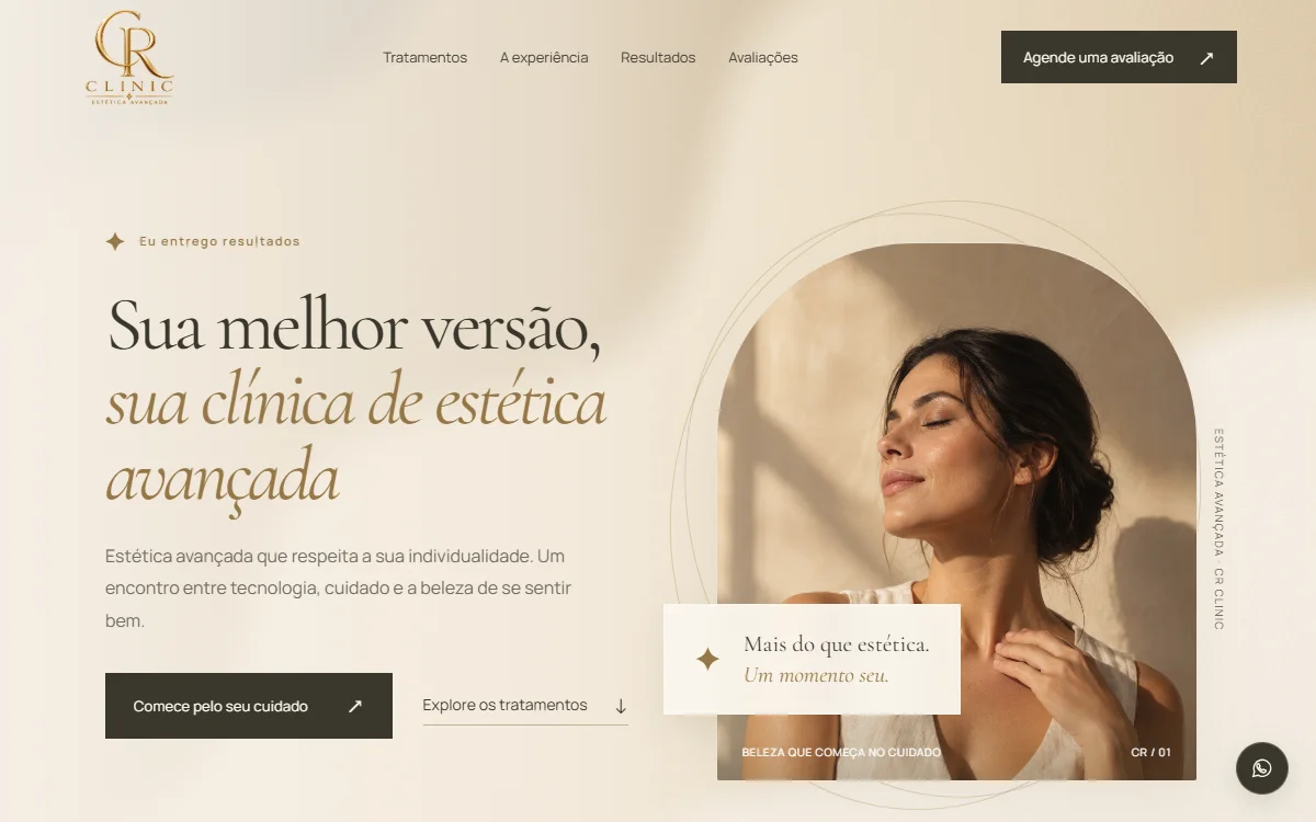 Página inicial da CR Clinic, com retrato feminino, fundo claro e detalhes dourados