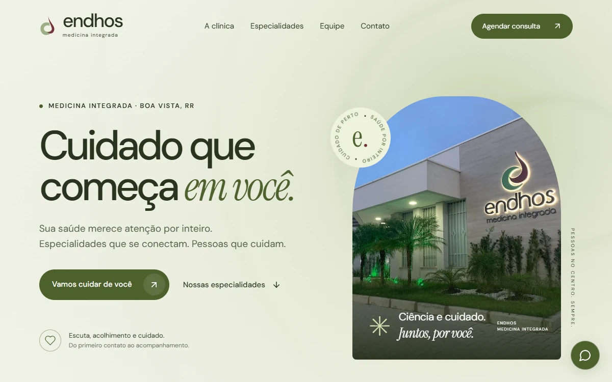 Página inicial da Endhos Medicina Integrada, com fotografia da fachada, tons claros e verdes e o título Cuidado que começa em você