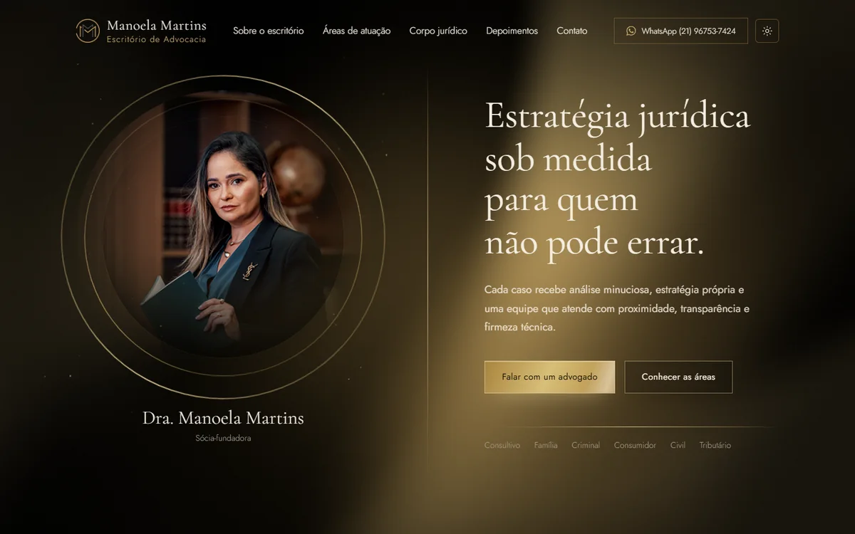 Página inicial do site Manoela Martins, com retrato da advogada e identidade escura em tons dourados